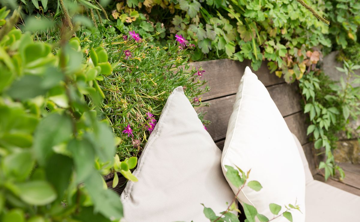 Area salotto in giardino, atmosfera mediterranea, hotel a conduzione familiare