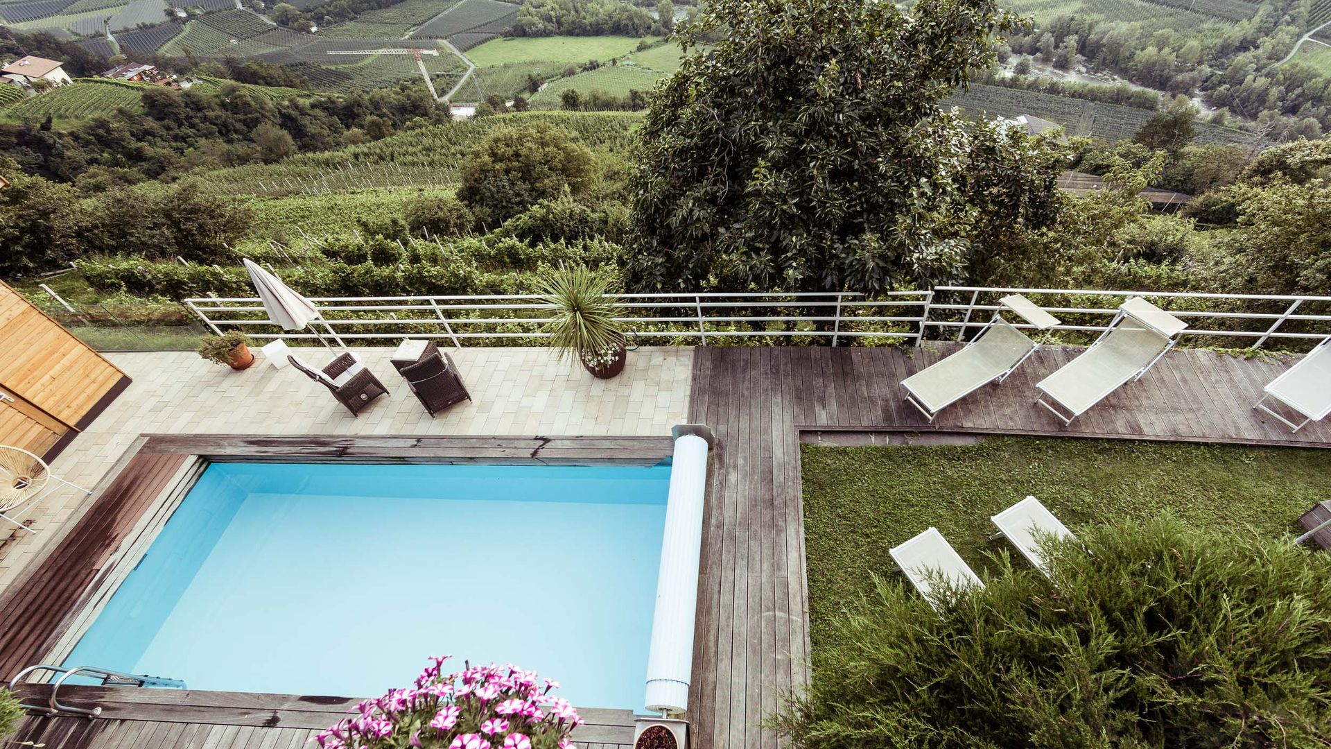 Giardino, sedie a sdraio, piscina all'aperto, vista panoramica sulla campagna di Merano.