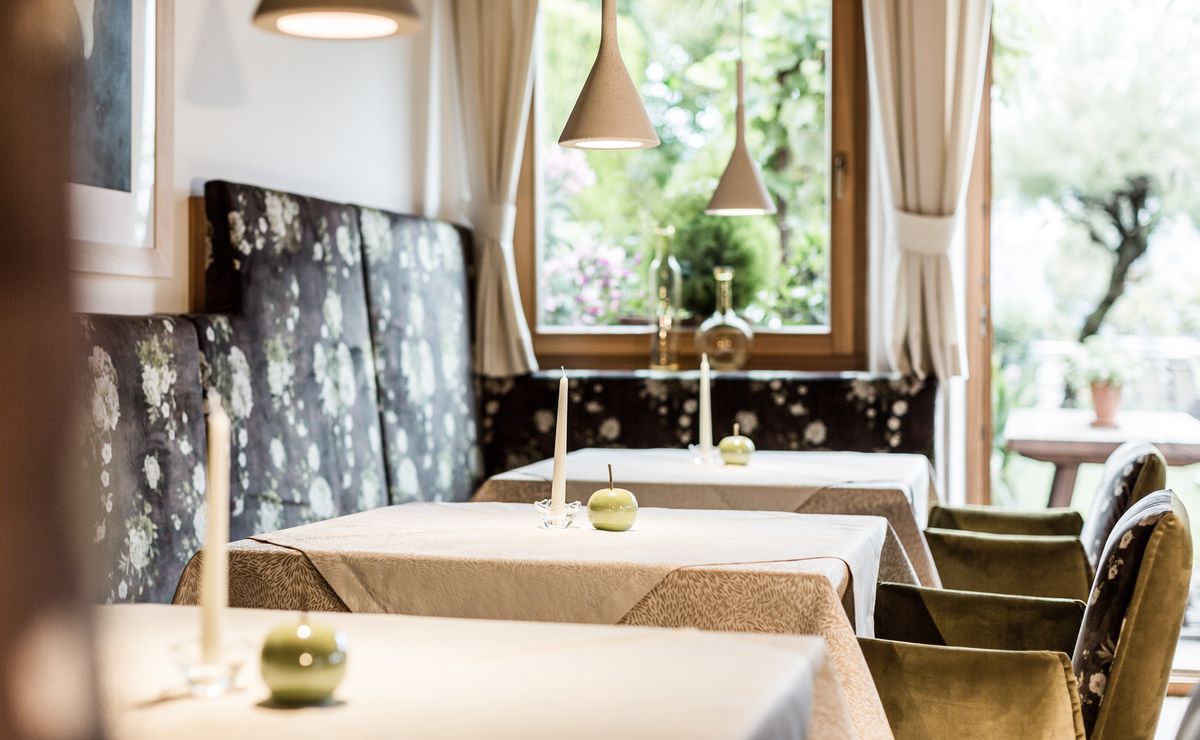 Speisesaal stilvolle Einrichtung Hotel Südtirol